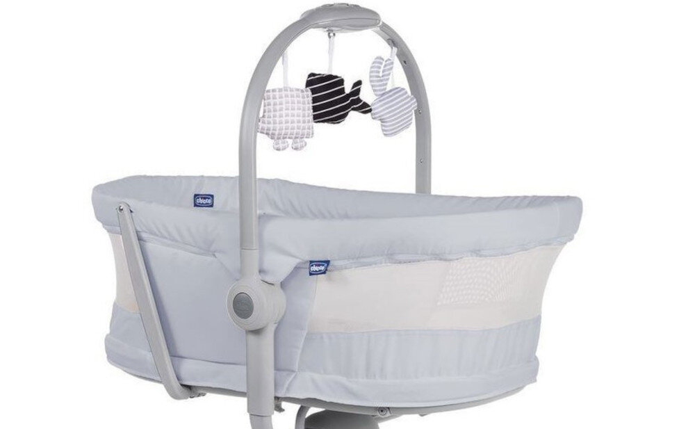 Łóżeczko CHICCO BabyHug Aquarelle Elektroniczny panel z zabawkami rozwój zmysły efekty świetlne sześć kołysanek trzy miękkie zabawki