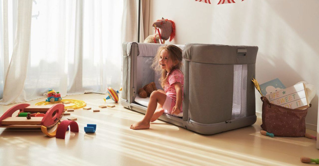 Łóżeczko dostawne CHICCO Next2Me Forever Jasnoszary Komfort funkcjonalność przewiewny materac siateczkowe ścianki cyrkulacja powietrza 11-stopniowa regulacja wysokości składane nóżki ustawienia kąt