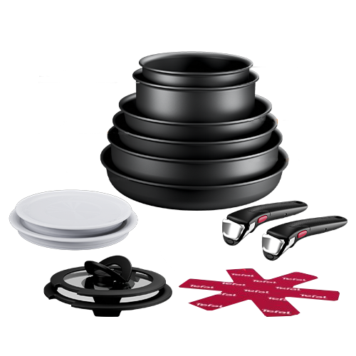 Na obrazie widoczny jest zestaw czarnych patelni i garnków o różnych rozmiarach, dwie rączki, pokrywka oraz podkładki z logo Tefal.