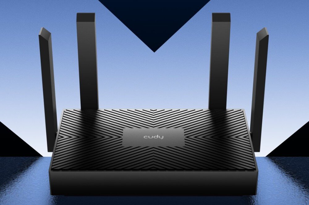 Router CUDY WR1500 AX1500 Router z czterema antenami skierowanymi pionowo, ustawiony na tle niebiesko-czarnej grafiki. Obudowa ma wzór z ukośnych linii, opis