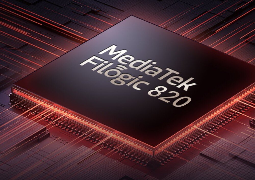 Router CUDY WR1500 AX1500 Zbliżenie na procesor z napisem MediaTek Filogic 820 umieszczony na płycie głównej z czerwonym podświetleniem, technologia beamforming