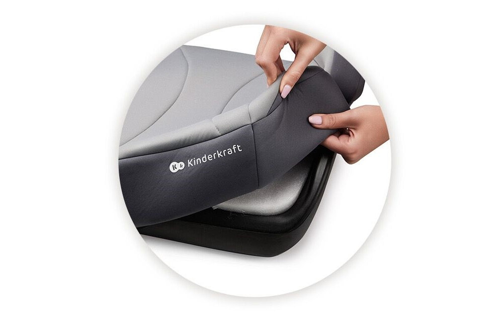 Podstawka samochodowa KINDERKRAFT I-Boost I-Size Szary białe tło osoba podnosi pokrowiec z podstawki zdejmowany pokrowiec pranie w temperaturze do 30°C z użyciem delikatnego detergentu estetyczny wygląd siedziska przez długi czas higiena bez skomplikowanych zabiegów