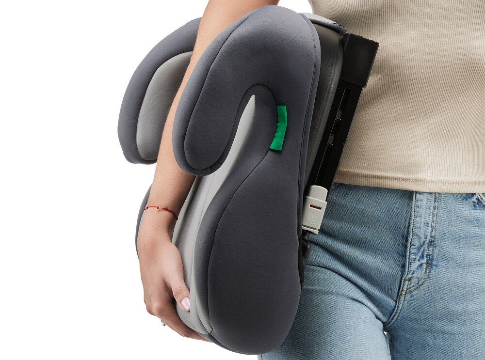 Podstawka samochodowa KINDERKRAFT I-Boost I-Size Zielony białe tło osoba trzyma w dłoni podstawkę 2,5 kg wymiary zewnętrzne 41,5 x 41 x 20 cm wygodne użytkowanie bez obciążania wnętrza auta