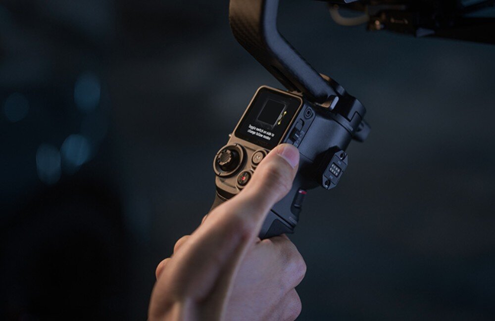 Gimbal DJI RS 4 Pro konstrukcja łożyska osie ekran OLED