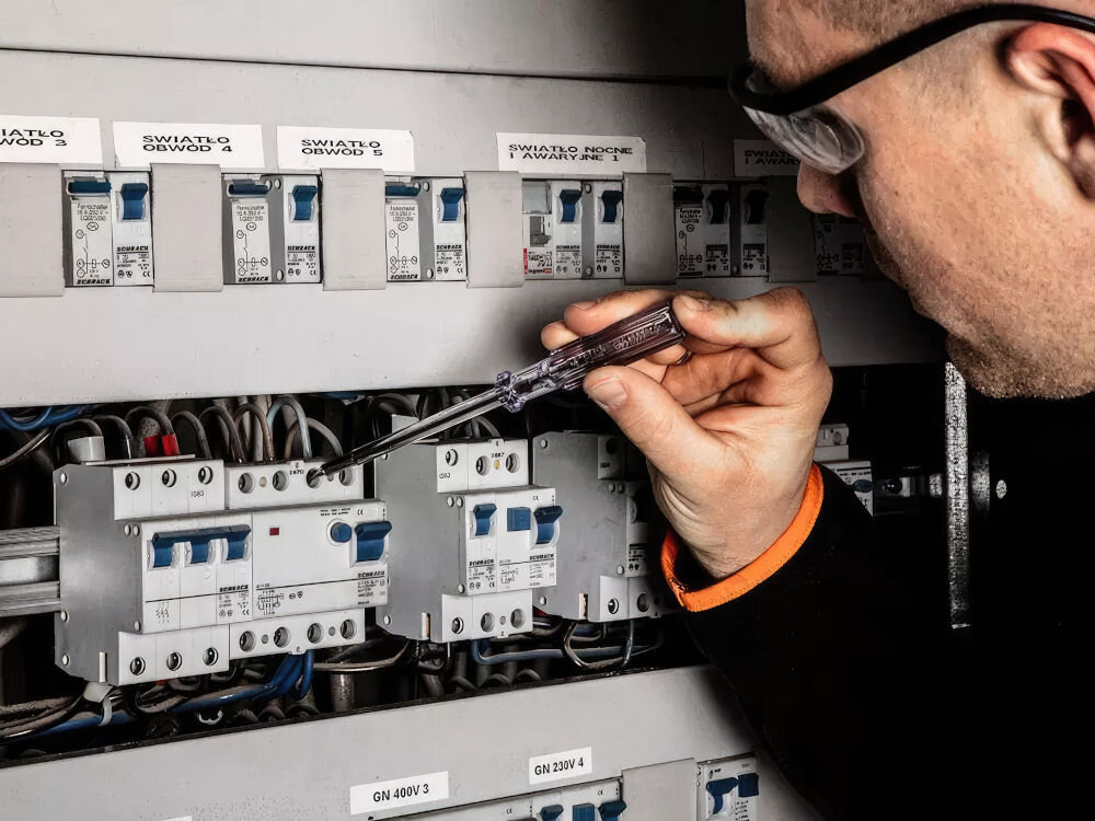 Plecak Neo Tools 01-313 zestaw 31 narzędzi izolowane wkrętaki szczypce miernik