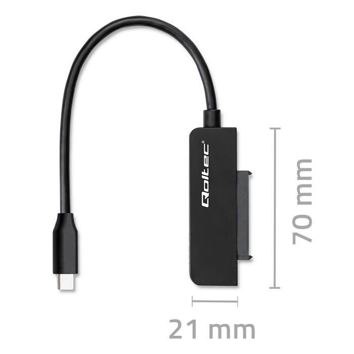 Czarny kabel adapter z logo \'Qoltec\' na obudowie, z jednej strony zakończony wtykiem USB-C, a z drugiej złączem SATA. Obok adaptera widoczne są wymiary: 21 mm szerokości i 70 mm długości.