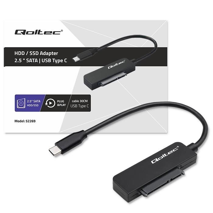 Na obrazie widoczny jest czarny adapter z logo \'Qoltec\', z jednej strony zakończony złączem USB-C, a z drugiej złączem SATA. W tle znajduje się opakowanie z napisem \'HDD / SSD Adapter 2.5\