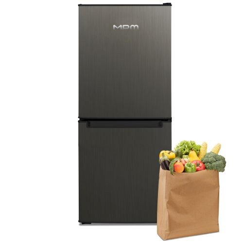 Lodówka MPM-108-KB-45, obok papierowa torba z owocami i warzywami.