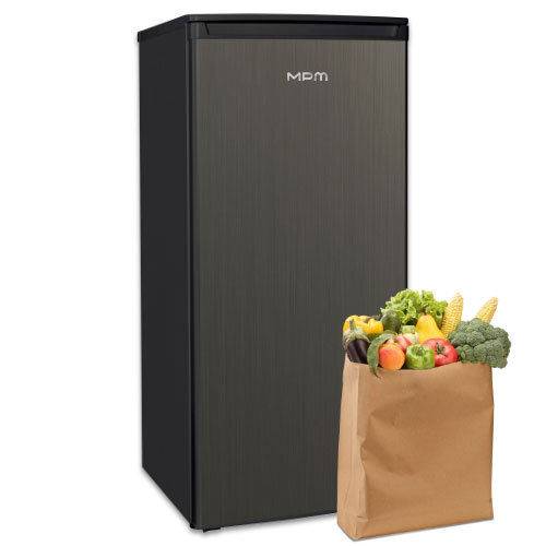 Lodówka MPM-200-CJ-19/E, obok papierowa torba wypełniona warzywami i owocami.