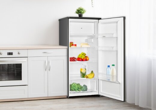 Otwarta lodówka MPM-200-CJ-19/E w zabudowie kuchennej.