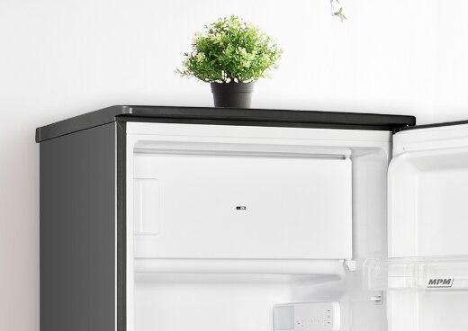 Zbliżenie na zamrażalnik lodówki MPM-200-CJ-19/E.