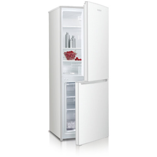 Lodówka MPM-215-KB-38/E z otwartymi drzwiami. W środku owoce i butelki.