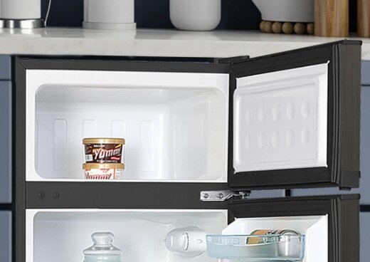 Zbliżenie na zamrażalnik górny lodówki MPM-87-CZ-14/E.