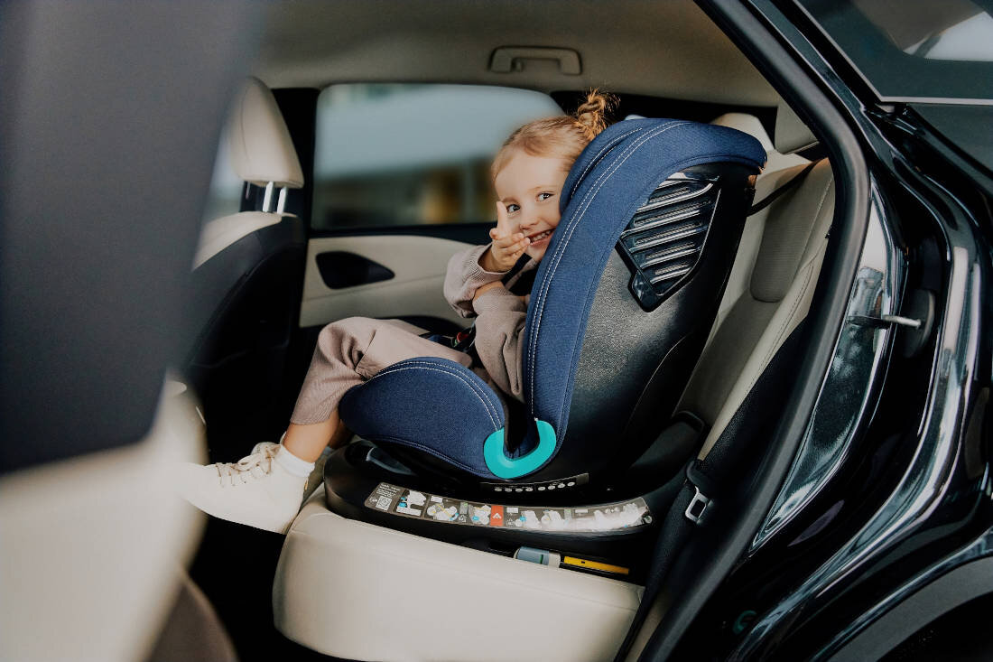 Fotelik samochodowy LIONELO Bastiaan One-i-Size (0-36 kg) Granatowy Łatwy montaż pas Top Tethersystem ISOFIX wskaźniki na złączach sygnalizacja kolor kolorystyka zmiana