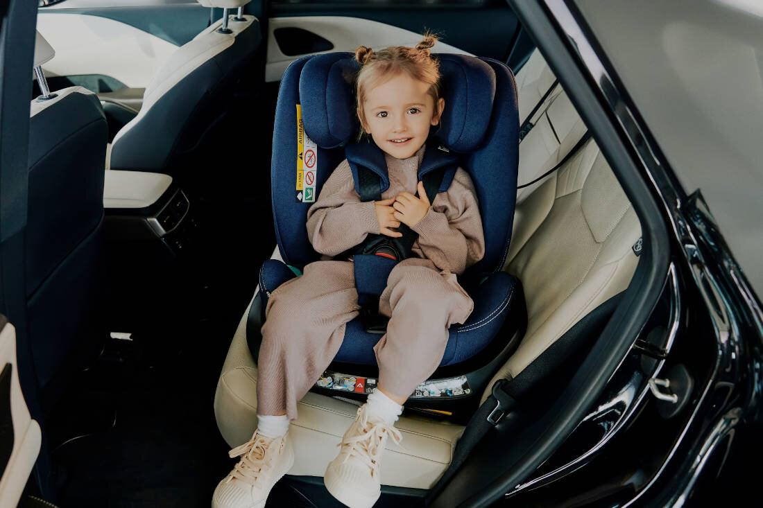 Fotelik samochodowy LIONELO Bastiaan One-i-Size (0-36 kg) Granatowy Obrotowa baza 360° EasyTurn regulacją pasów