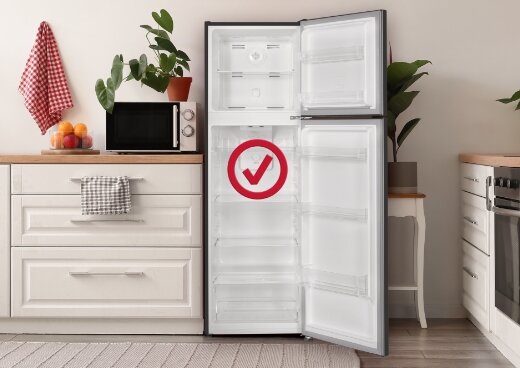 Otwarta lodówka MPM-247-CF-29 w kuchni.