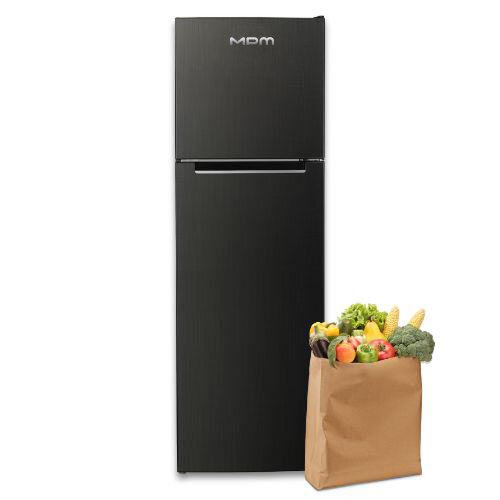 Lodówka, obok papierowa torba z owocami i warzywami.