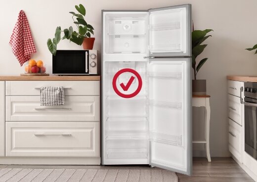 Otwarta lodówka MPM-247-CF-30 w kuchni.