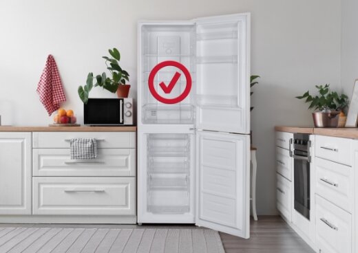 Lodówka z otwartymi drzwiami w kuchni.