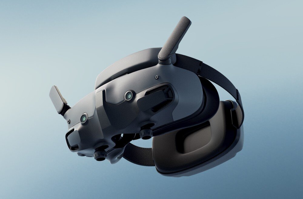 Gogle DJI Goggles 3 Gogle z dwoma uniesionymi antenami i widocznym od wewnątrz miękkim wykończeniem unoszą się na jasnoniebieskim tle