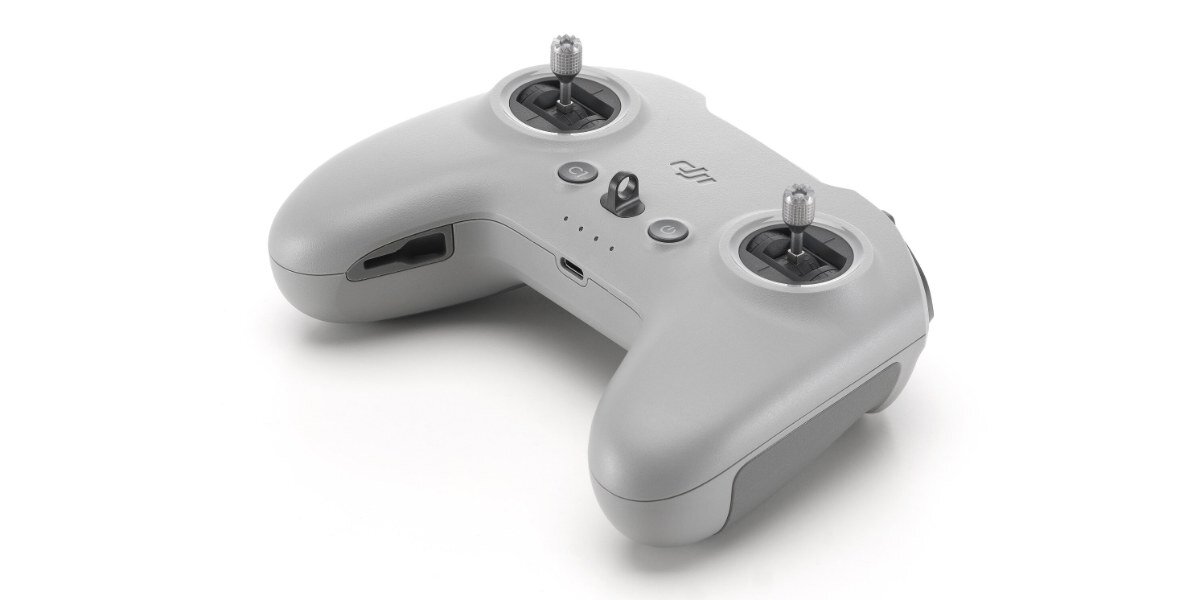 Kontroler DJI FPV Remote Controller 3 na białym tle.