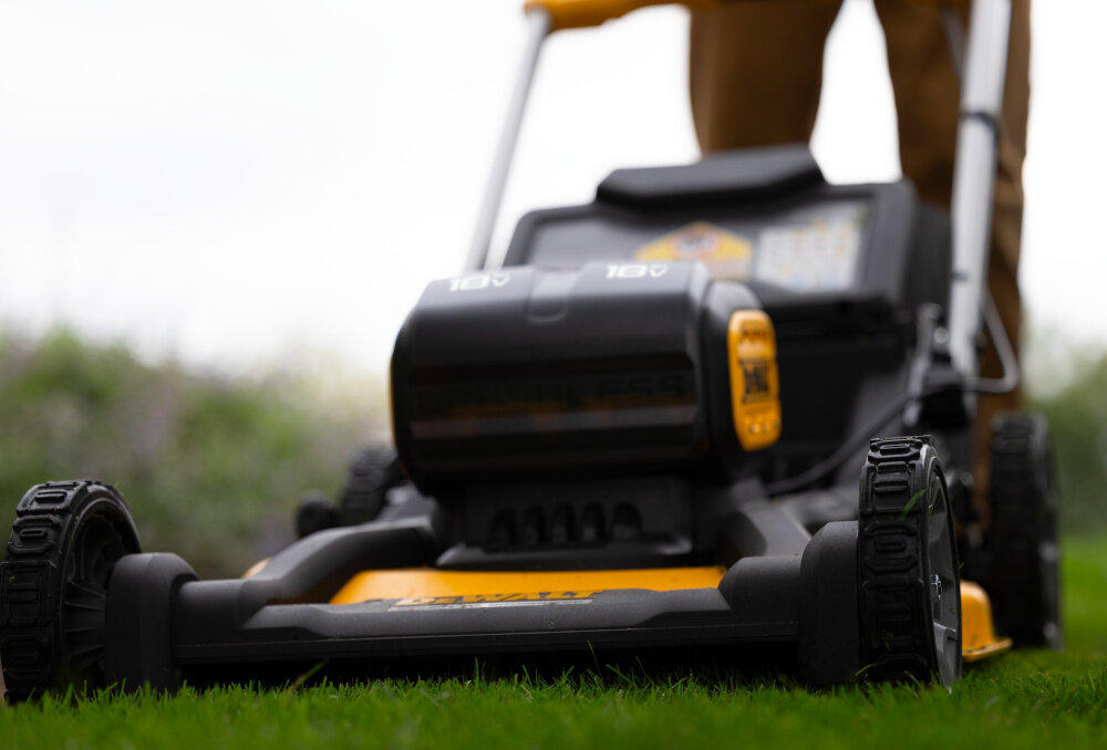 Kosiarka akumulatorowa DEWALT DCMWSP156N-XJ z napędem zbliżenie na przednie koło trawnik koła z grubym bieżnikiem stabilność prowadzenia ograniczają przenoszenie drgań na uchwyt lepsza przyczepność do podłoża ułatwia utrzymanie prostego toru jazdy i równą pracę układu tnącego