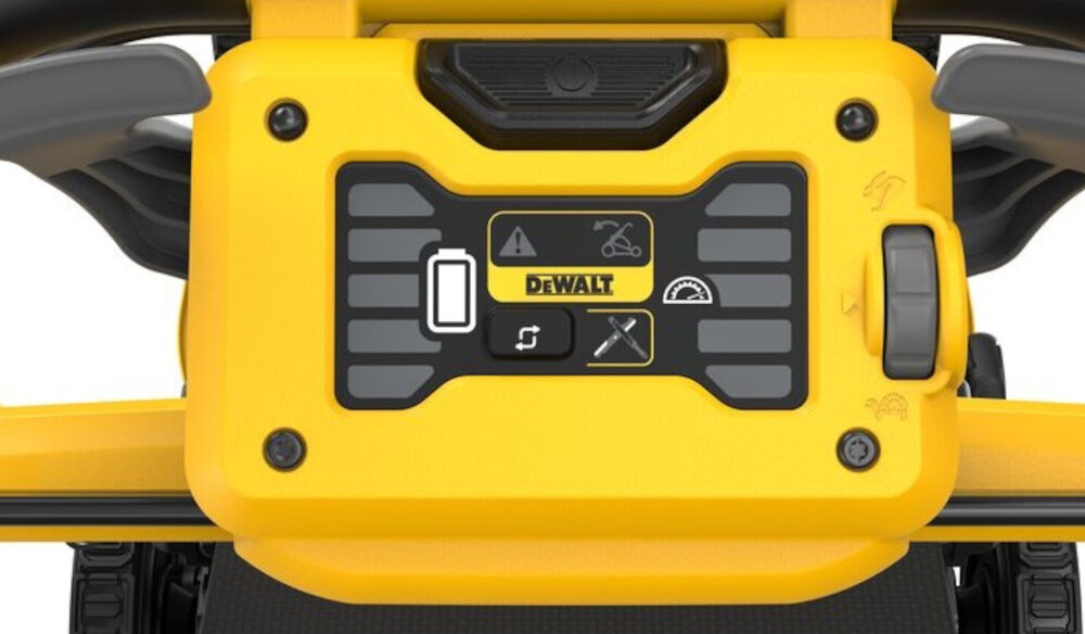 Kosiarka akumulatorowa DEWALT DCMWSP156N-XJ z napędem zbliżenie na panel czytelny panel LED informacje o stanie naładowania akumulatora zużyciu noża ewentualnych problemach z układem tnącym wskaźnik obciążenia sygnalizuje moment zwiększonego poboru mocy pomaga dostosować tempo pracy stały podgląd parametrów