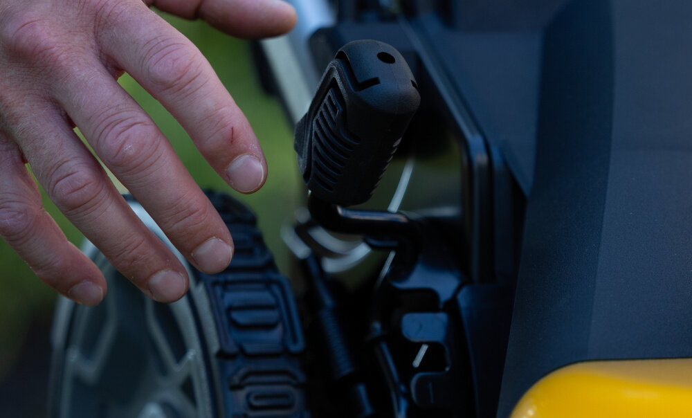 Kosiarka akumulatorowa DEWALT DCMWSP156N-XJ z napędem zbliżenie na dźwignię do zmiany wysokości koszenia osoba zbliża dłoń do dźwigni centralna jednopunktowa regulacja wysokości koszenia 6 ustawień w zakresie od 25 do 102 mm można szybko dostosować długość trawy do pory roku jedna dźwignia ułatwia zmianę ustawień bez przerywania pracy równomierne koszenie całej powierzchni szerokość robocza 530 mm