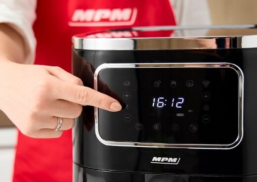 Zbliżenie na elektroniczny panel sterujący frytkownicy MFR-09.