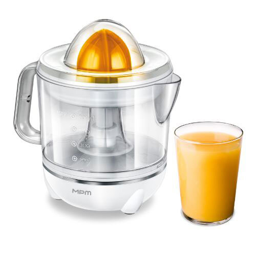 Wyciskacz do cytrusów MWC-05, obok szklanka z sokiem pomarańczowym.