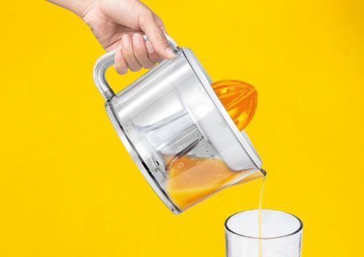 Nalewanie soku do szklanki z wyciskacza MWC-05.