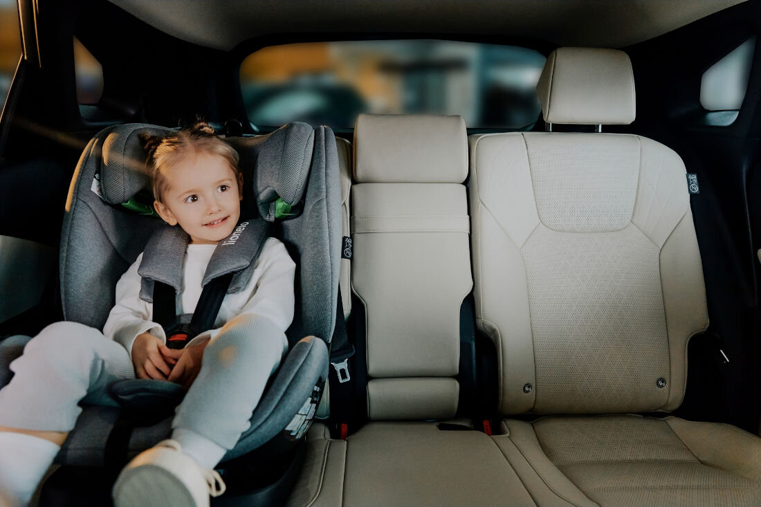 Fotelik samochodowy LIONELO Lavender i-Size (X-X kg) Czarny Wysoki poziom bezpieczeństwa R129 wymagania homologacja  Wysokie osłony boczne ochrona materiał wykonanie