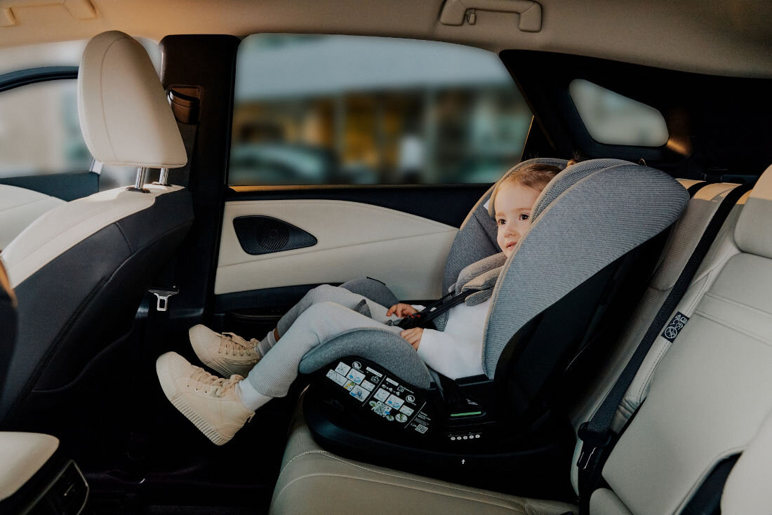 Fotelik samochodowy LIONELO Lavender i-Size (X-X kg) Czarny 13-stopniowa regulacja wysokośc zagłówek dostosowanie ustawienia potrzeby wkładka redukcyjna