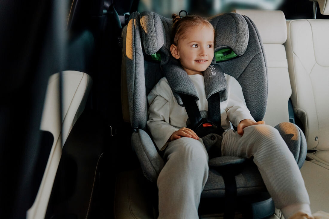 Fotelik samochodowy LIONELO Lavender i-Size (X-X kg) Czarny komfort podróż 5-stopniowa regulacja pochylenie oparcie System ochronnych nakładek szerokie siedzisko