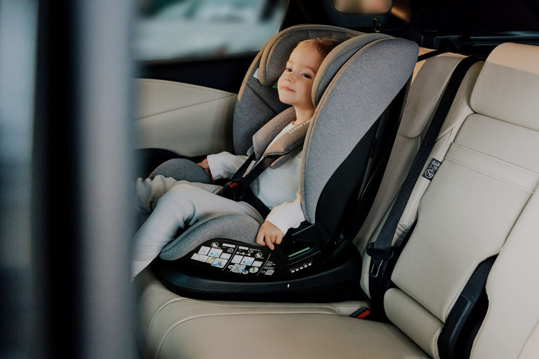 Fotelik samochodowy LIONELO Lavender i-Size (X-X kg) Szary system wentylacji cyrkulacja powietrza technologia Dri-Seat komfort podróż