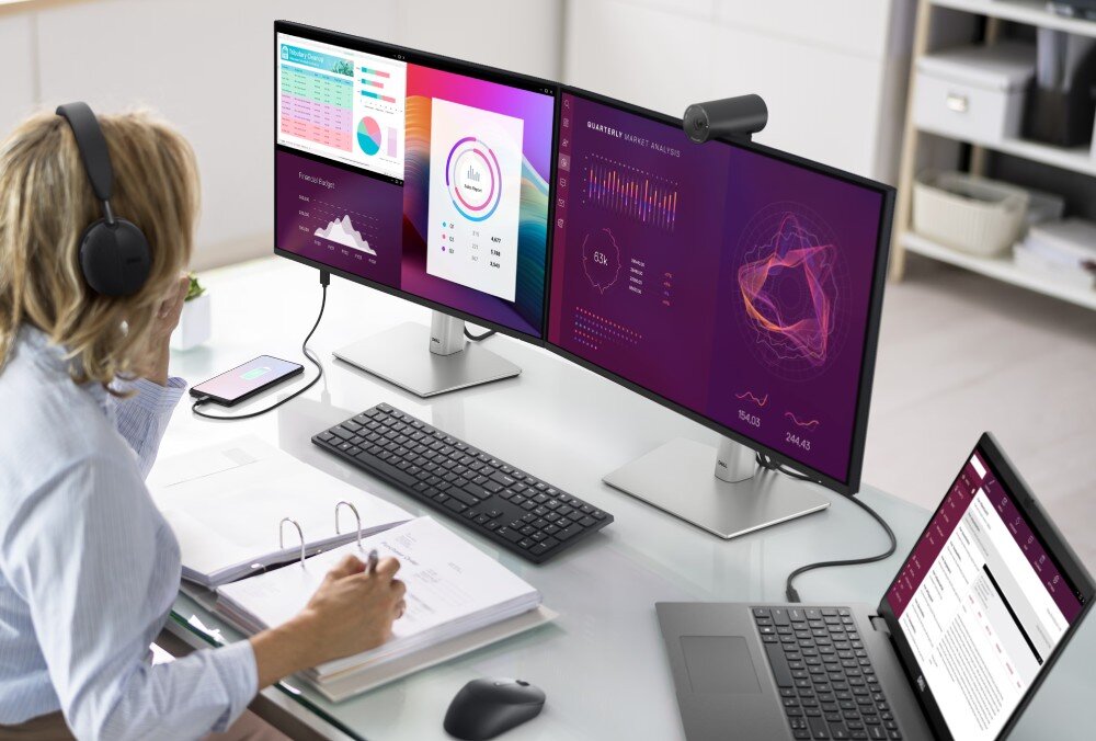 Monitor DELL P2725H 27 1920x1080px IPS 100Hz osoba siedząca przy stanowisku korzystająca z laptopa, do którego podłączony jest monitor USB-C zasilanie moc 90 W RJ-45