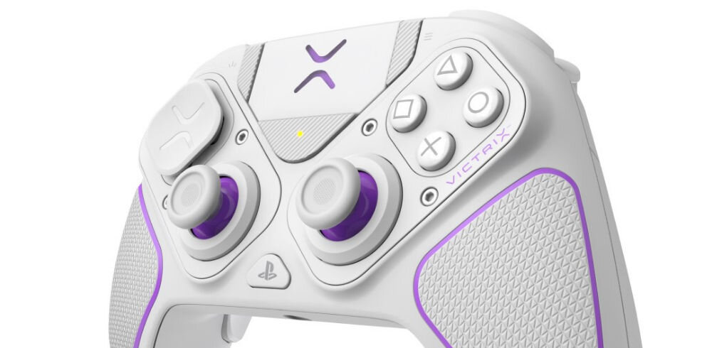 Kontroler PDP Victrix Pro BFG Biały prezentacja pada od przodu pod kątem na białym tle 3 typy D-padów 4 drążki 4 pierścienie do precyzyjnego dostrojenia kontroli ruchu solidne podręczne etui komfort i skuteczność