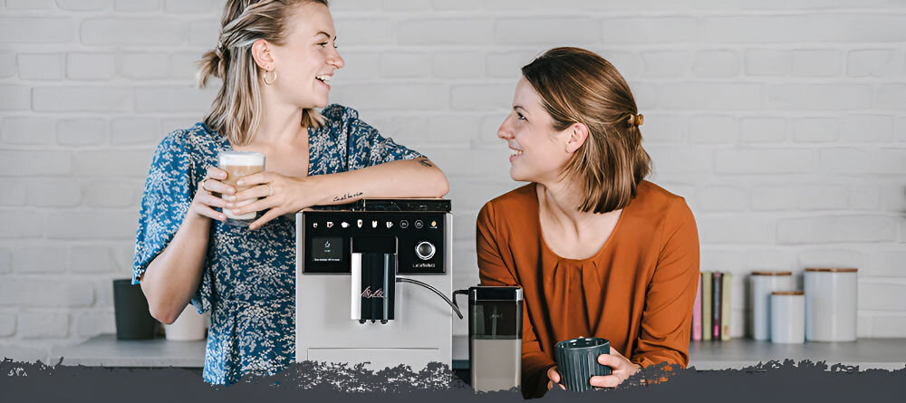 Ekspres MELITTA F630-212 LatteSelect Czarny optymalne rozwinięcie aromatów starannie opracowany proces parzenia funkcja wstępnego parzenia zwilżenie świeżo zmielonej kawy idealne uwolnienie smaków precyzyjnie dobrany czas kontaktu wody z kawą pełny głęboki smak 