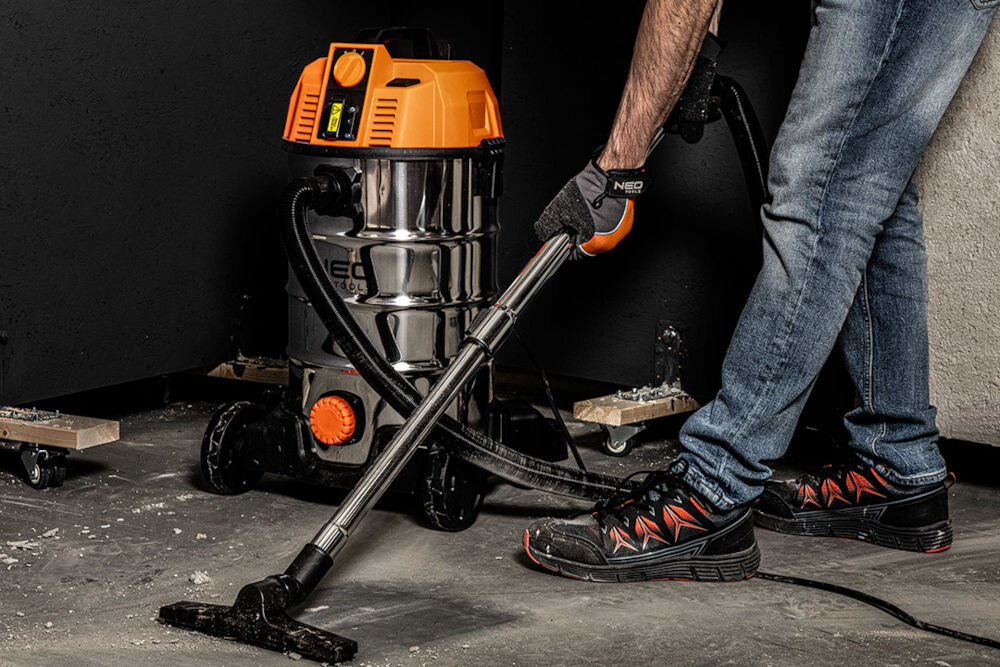Odkurzacz przemysłowy NEO TOOLS 04-739 moc 1600 W siła wydajność wszechstronność praca na mokro i sucho w różnych warunkach w domu w profesjonalnych warsztatach siła ssąca 18 kPa napięcie 230 V - 50 Hz usuwanie trudnych zabrudzeń efektywne czyszczenie w suchej i mokrej formie