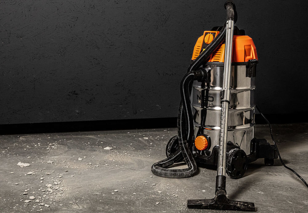 Odkurzacz przemysłowy NEO TOOLS 04-739 trociny opiłki metalu błoto pyły gipsowe siła ssąca 18 kPa usuwanie uporczywych zabrudzeń zastosowanie odpowiednich filtrów do pracy w warsztatach na budowach w czasie remontów zbiornik pojemność 35 l funkcjonalność sprzątanie dużych powierzchni
