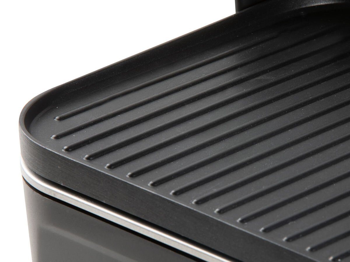 Grill elektryczny DOMO DO9260G, powstawanie, dania, apetyczne, przypalenia, Zbliżenie na ryflowaną powierzchnię płyty grillowej DOMO DO9260G z powłoką nieprzywierającą.