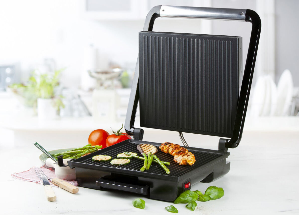 Grill elektryczny DOMO DO9245G, grillowanie, kuchnia, gotowanie, smażenie, Grill Domo DO9245G otwarty, grillowane warzywa cukinia, szparagi, kurczak, jasna kuchnia w tle, świeże warzywa