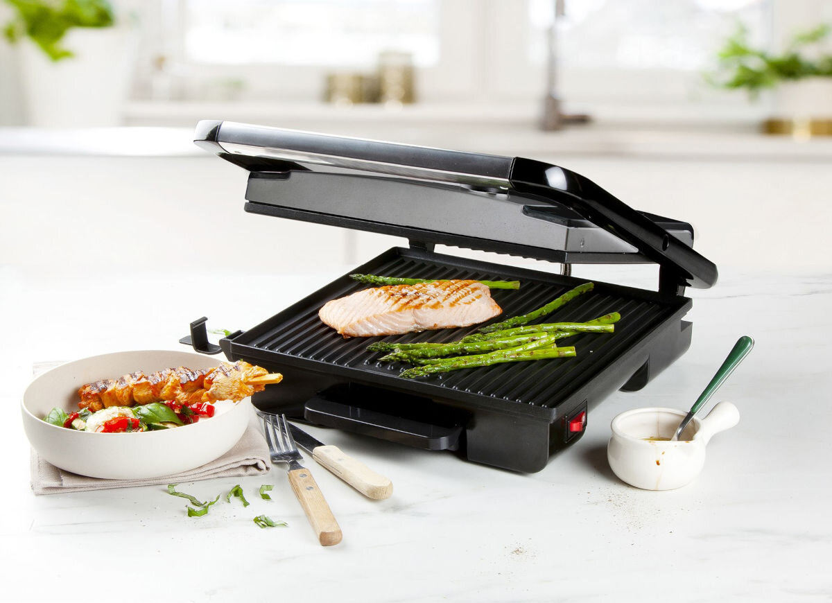 Grill elektryczny DOMO DO9245G, różnorodność potraw, ryflowane płyty, szybkie śniadanie, kolacja, Grillowanie łososia i szparagów na grillu Domo DO9245G, pokrywa uniesiona, jasny blat kuchenny, talerz sałatki z boku