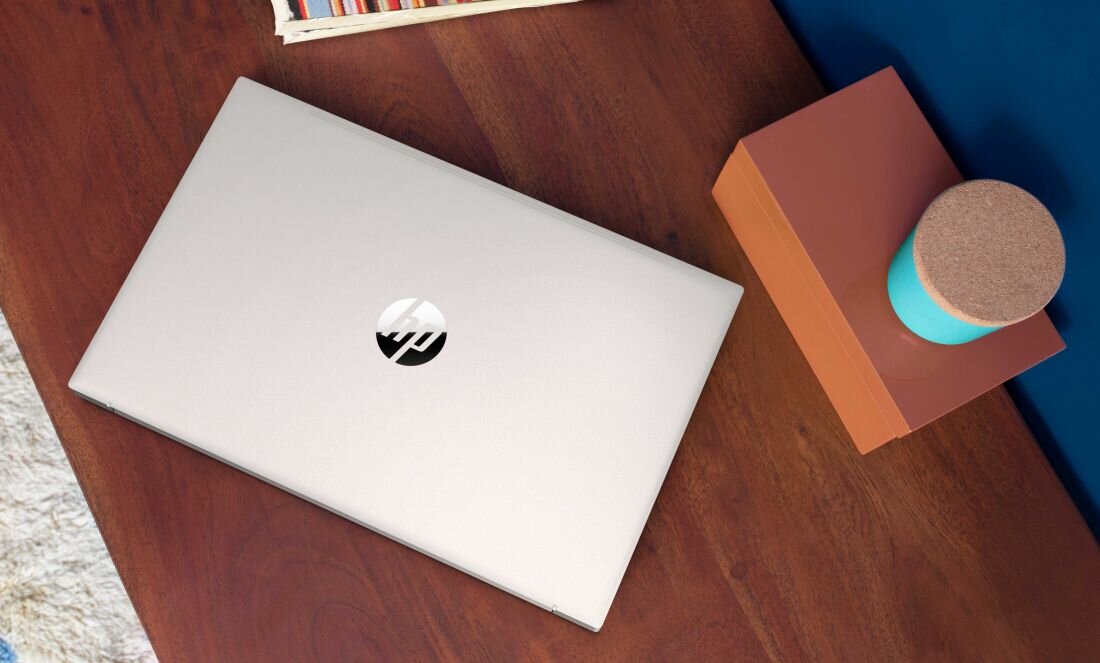 Laptop HP Pavilion 15 - Laptop HP Spectre Pavilion 15 na stole, wyróżniający się smukłą konstrukcją i wysoką wydajnością.