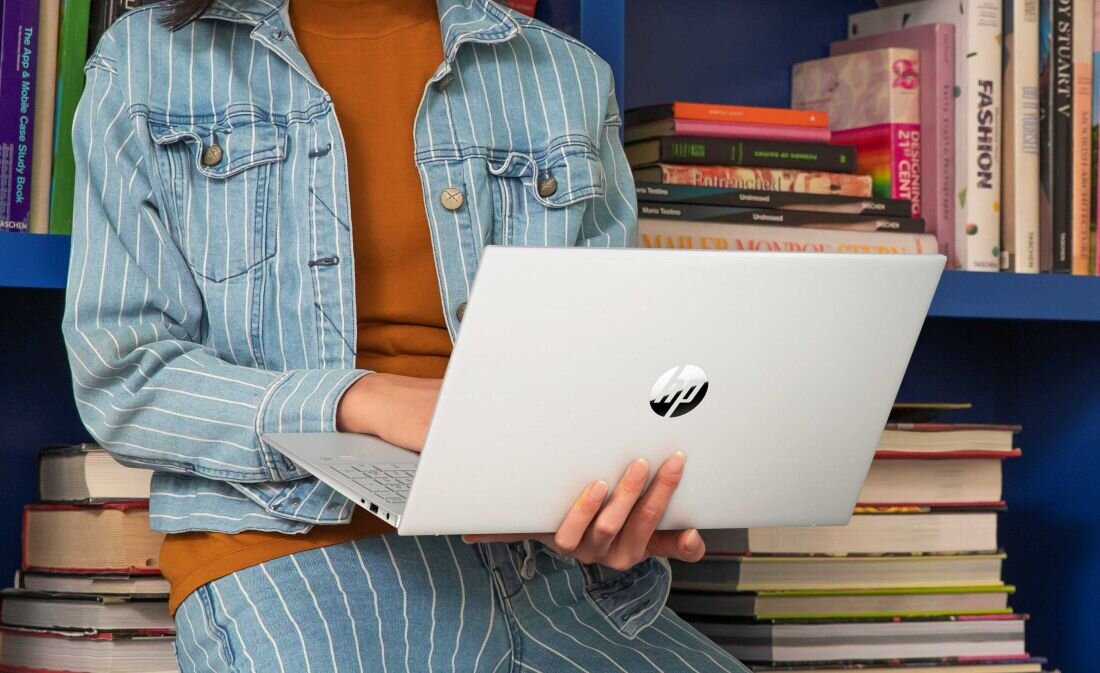 Laptop HP Pavilion 15 - Kobieta korzystający z modelu HP Pavilion 15 w eleganckim otoczeniu biurowym.