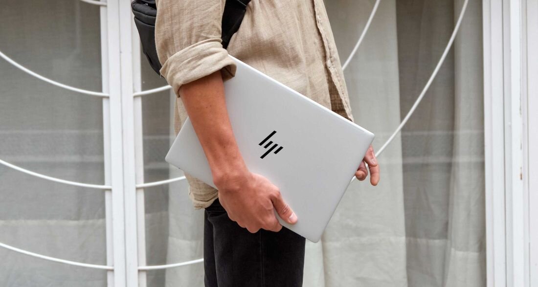 Laptop HP Pavilion 15 - Laptop HP Pavilion 15 w rękach mężczyzny, podkreślający jego styl i zaawansowane możliwości technologiczne.
