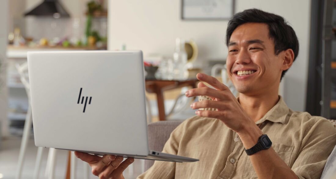Laptop HP Pavilion 15 - Mężczyzna korzystający z modelu HP Pavilion 15 w eleganckim otoczeniu biurowym.