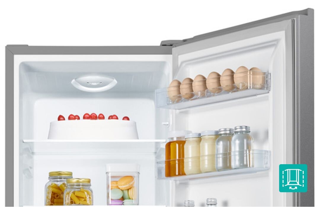 LODÓWKA GORENJE RK14EPS4 Fragment wnętrza lodówki z otwartymi drzwiami, na półkach w drzwiach ustawione są jajka, butelki i słoiki, a w środku lodówki widać tort z truskawkami oraz słoiki z produktami spożywczymi zmiana kierunku drzwi lodówka układ kuchni wygoda aranżacja wnętrza