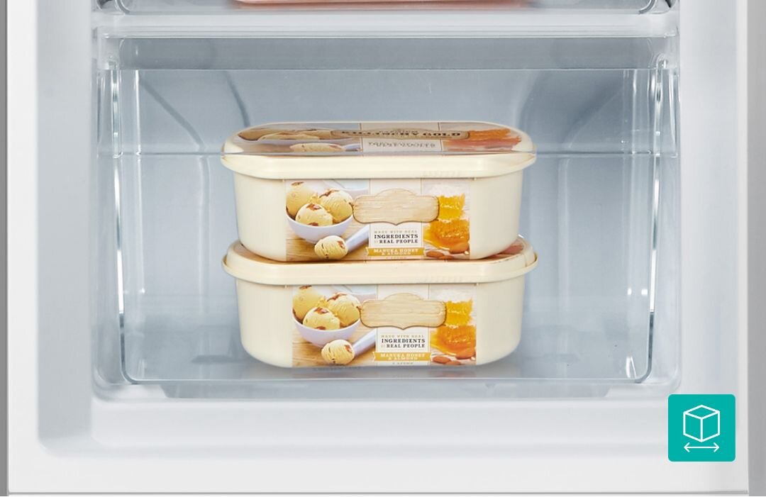 LODÓWKA GORENJE RK14EPS4 W przezroczystej szufladzie zamrażarki ustawiono jedno na drugim dwa pojemniki lodów waniliowych, widoczne przez front z przezroczystego plastiku szuflada XXL duże produkty pizza ciasta mięso zamrażarka miejsce