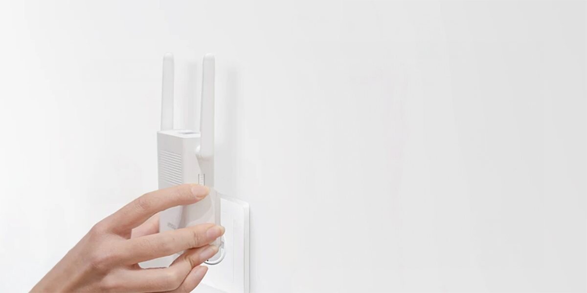 Dzwonek bezprzewodowy IMOU DB60 Kit, otwieranie, drzwi, głosowe, odstraszenie, dłoń przytrzymuje odbiornik przytwierdzony do ściany